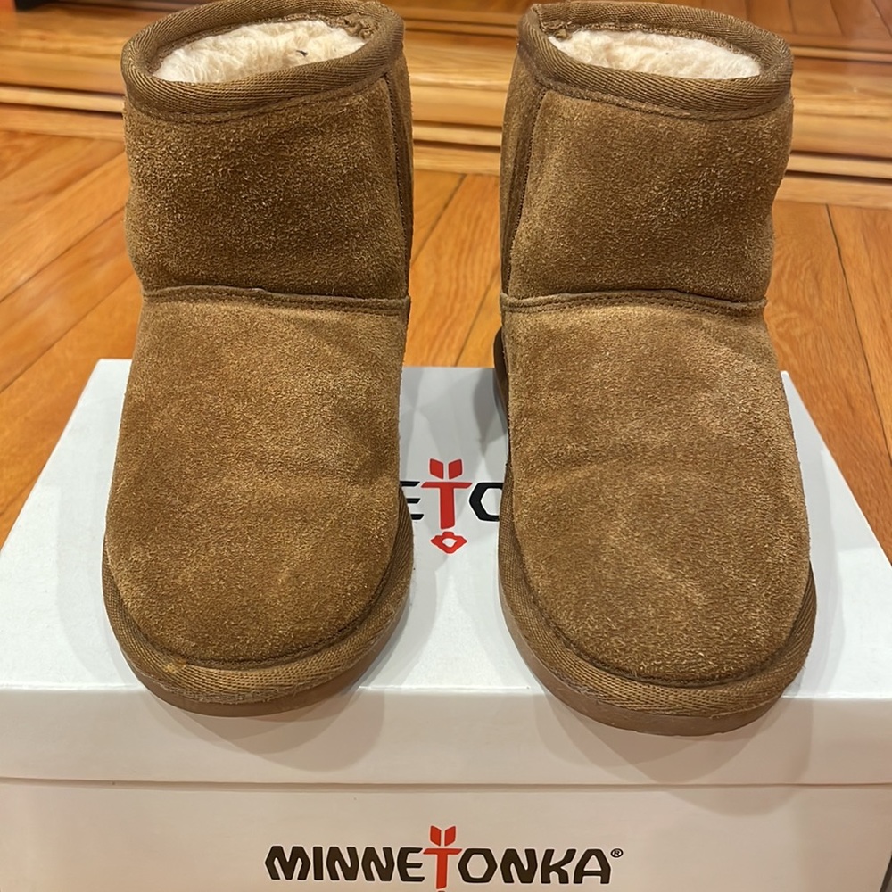 Minnetonka Girl’s Suzi Short Boot, Suede, Tan EUC